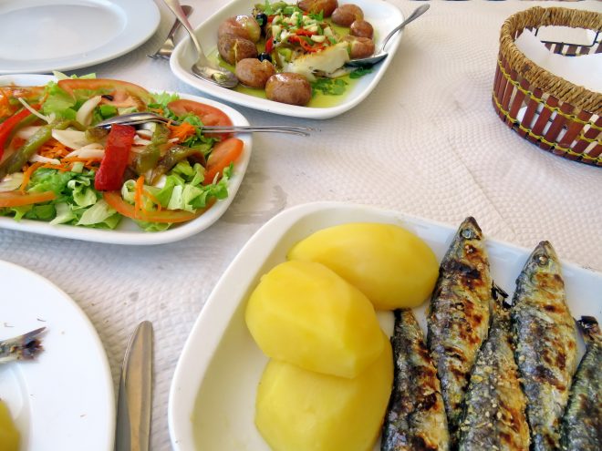 Grilled sardines with potatoes and salad